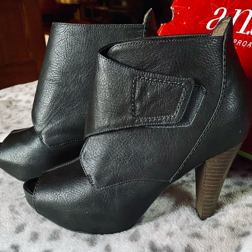 Women’s a.n.a Size 7 Dark Gray Peep Toe Heels